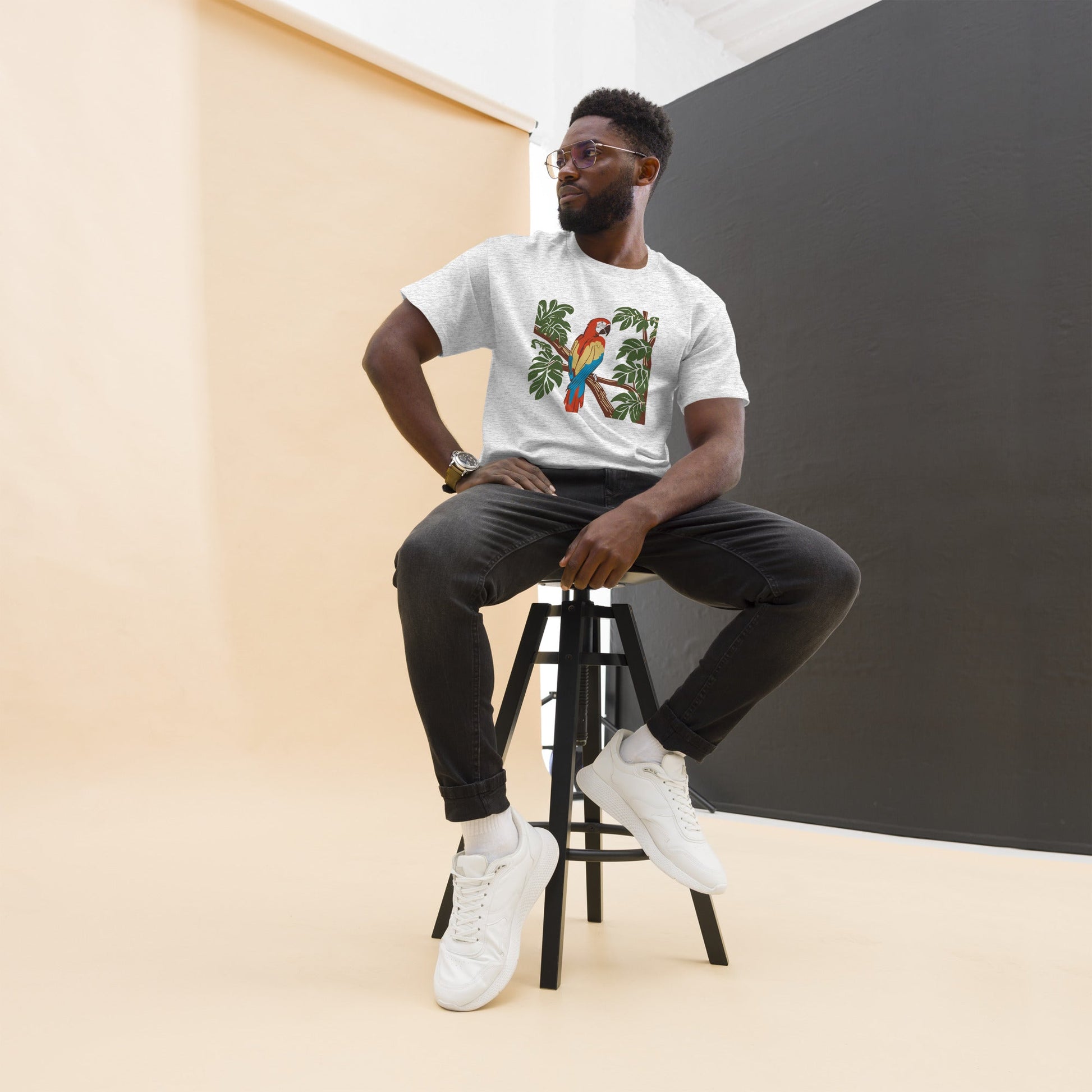 T-Shirt with Macaw to Gift - Vibrante Esencia Amazónica - Creative Home & More